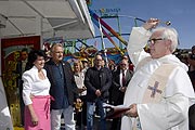 Pater Paul Schäfersküpper gab dem neuen Stand und der Familie Eckl seinen Segen (©Foto: Ingrid Grossmann)